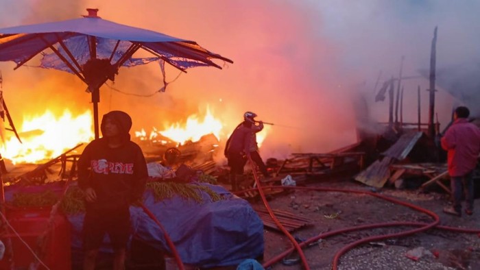 1763701557303-teks-foto-petugas-pemadam-kebakaran-sidikalang-sedang-berusaha-memadamkan-api-di-pasar-tradisional-sidikalang-dok-upt-pemadam--1763699407598_169