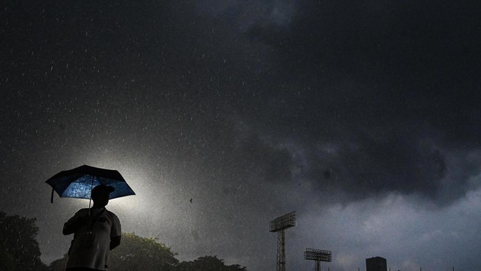 1763895988534-cuaca-ekstrem-ancam-indonesia-sepekan-ke-depan-1763263290850_169