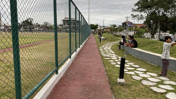 1763917531436-teks-foto-puluhan-lampu-taman-kebun-bunga-medan-jalan-candi-mendut-hilang-mhd-ilham-pradilladetitksumut-1763907099844_169