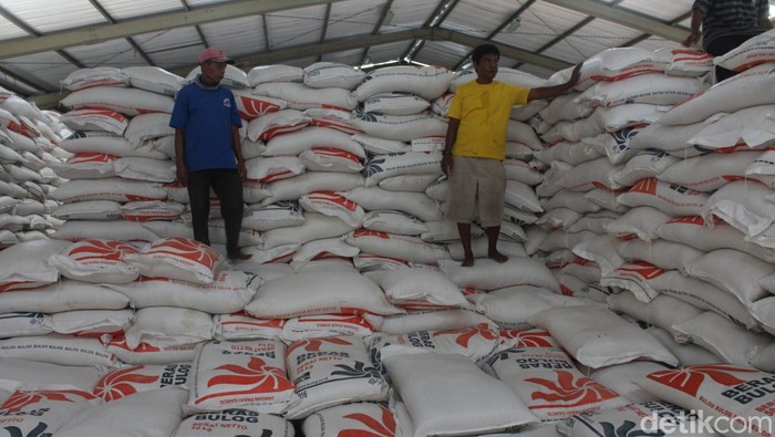 1763960773628-ilustrasi-persediaan-beras-di-gudang-bulog-dasan-cermen-kota-mataram-ntb-beberapa-waktu-lalu-foto-nathea-citradetikbali-1_169