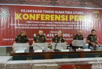 1763982361160-kejati-sumut-menunjukkan-uang-sitaan-sebesar-rp-1134-miliar-kasus-penjualan-aset-ptpn-1-ke-pt-ciputra-land-juita-sinuhajidetik-1763973166324_169