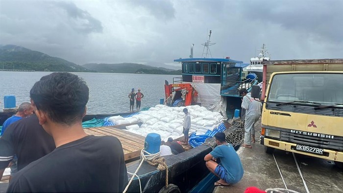 1764047183725-beras-impor-di-sabang-foto-dok-bea-cukai-1764040560926_169