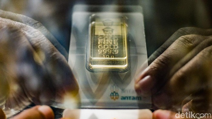 1764047185295-harga-emas-antam-meroket-hari-ini-nyaris-rp-25-juta-per-gram-1761021329954_169