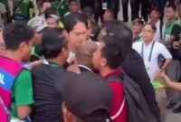 1764047185840-kapten-psms-medan-kim-jeung-ho-di-momen-kericuhan-usai-laga-melawan-sumsel-united-tangkapan-layar-media-sosial-1764038382797_169