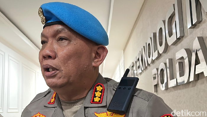 1764047190850-kabid-propam-polda-sumut-kombes-julihan-muntaha-saat-diwawancarai-di-mapolda-sumut-finta-rahyunidetiksumut-1761136128199_169