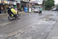 1764090366417-jalan-sidorukun-kelurahan-pulo-brayan-darat-ii-kecamatan-medan-timur-kota-medan-tampak-dipenuhi-lubang-rechtin-hani-ritongadet-1764077234920_169