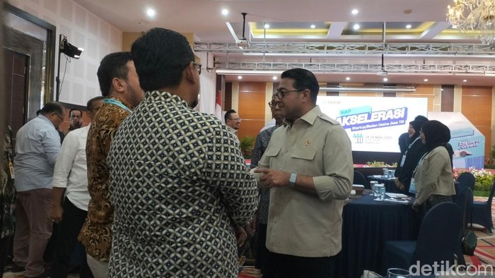 1764090366898-menteri-ekonomi-kreatif-teuku-riefky-harsya-agus-setyadidetiksumut-1764077764147_169