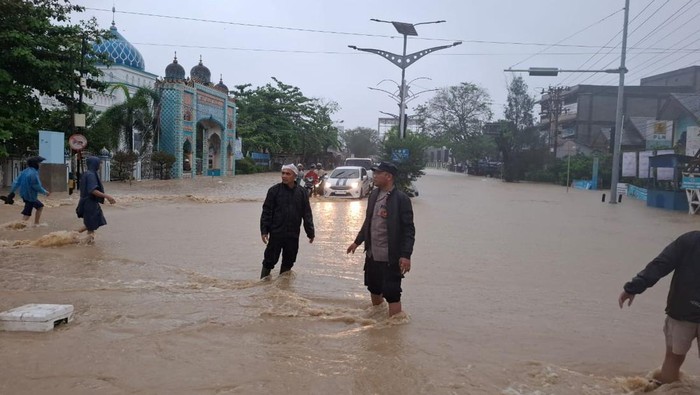1764133570991-banjir-merendam-ruas-jalan-di-aceh-utara-foto-polres-aceh-utara-1764129883331_169