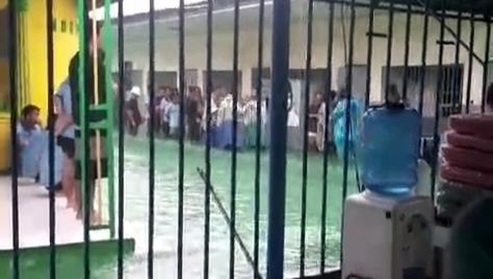 1764176798991-keterangan-foto-rutan-kelas-iib-tanjung-pura-di-kabupaten-langkat-terendam-banjir-tangkapan-layar-1764171351080_169