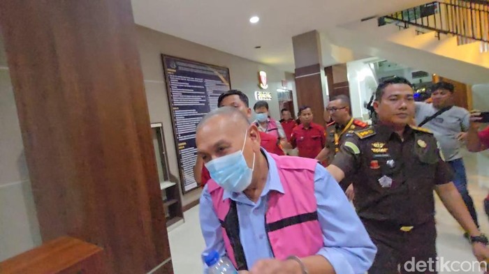 1764176799995-tersangka-dugaan-korupsi-smart-board-bga-ditahan-kejatisu-juita-sinuhajidetiksumut-1764172012440_169