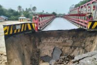 1764198299141-jembatan-penghubung-jalan-nasional-di-kecamatan-simangumban-kabupaten-taput-putus-dok-bpbd-sumut-1764075229780_169