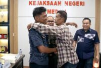 1764198301930-warga-bernama-mawardi-meminta-maaf-dan-memeluk-lurah-yang-didorongnya-rabu26112025-dok-istimewa-1764180950382_169