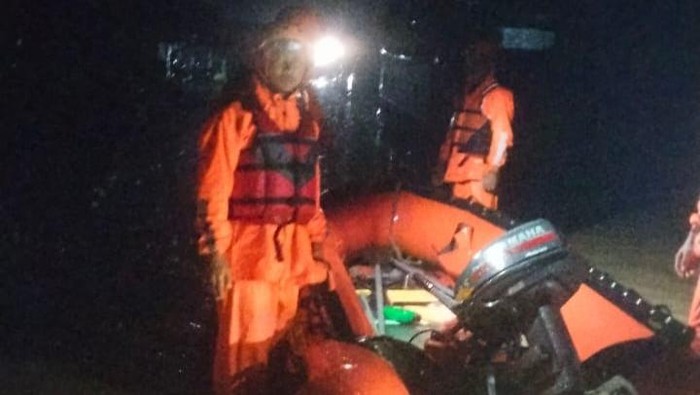 1764220007545-basarnas-saat-mengevakuasi-warga-yang-terjebak-banjir-di-langkat-foto-kantor-pencarian-dan-pertolongan-kelas-a-medan-1764217138784_169