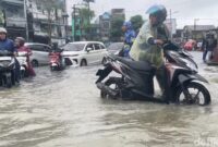 1764220010258-sejumlah-pengendara-mendorong-dan-menaiki-sepeda-motor-mereka-yang-mogok-finta-rahyunidetiksumut-1764213742697_169