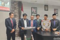 1764241581686-gubernur-aceh-muzakir-manaf-1764237263369_169