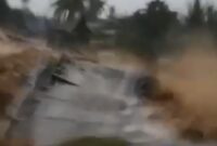 1764241587191-jembatan-gunung-nago-ambruk-dihantam-banjir-1764230146883_169