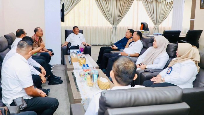 1764241590309-sekda-kota-batam-firmansyah-menerima-audiensi-bpjs-ketenagakerjaan-cabang-batam-di-ruang-kerjanya-kantor-wali-kota-batam-foto--1764225979006_169