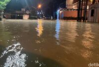 1764263165011-kondisi-banjir-di-jalan-hayam-wuruk-kota-medan-finta-rahyunidetiksumut-1764259230764_169