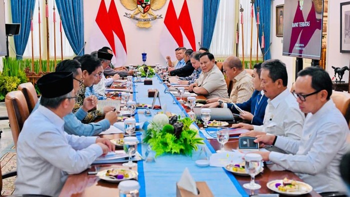 1764263166564-presiden-prabowo-kumpulkan-sejumlah-anggota-kabinet-bahas-persiapan-nataru-hingga-penanganan-bencana-di-sumatera-kamis-2711-1764255411591_169
