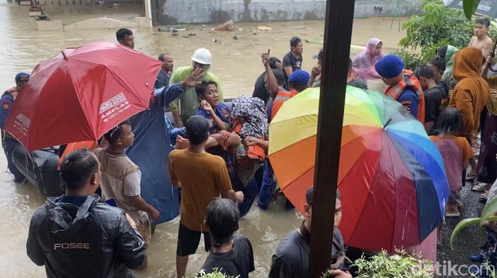 1764263168964-petugas-menggendong-nenek-sulasih-usai-dievakuasi-menggunakan-perahu-karet-dari-rumahnya-di-jalan-abadi-kecamatan-medan-sungga-1764251237155_169