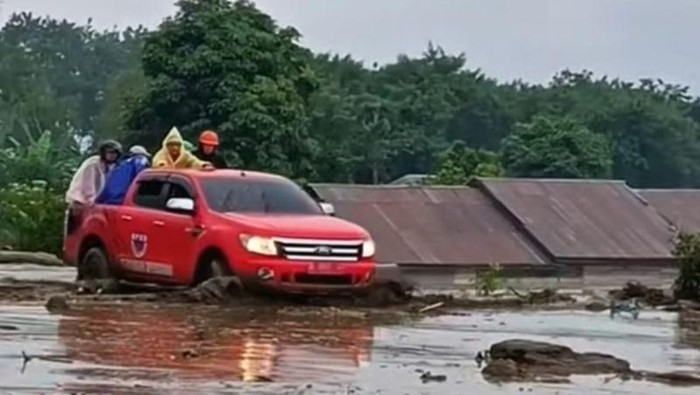 1764263169874-bupati-aceh-tengah-haili-yoga-saat-meninjau-longsor-di-aceh-tengah-rabu-26112025-antarahotiktok-official-aceh-tengah-1764234314435_169