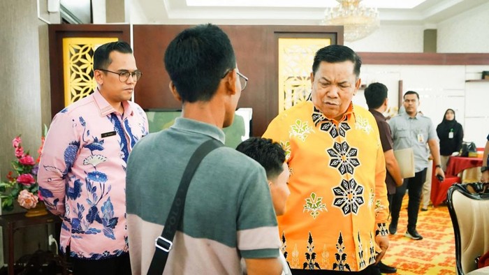 1764263170779-plt-gubernur-riau-sf-hariyanto-saat-melepas-ketujuh-pasien-berangkat-ke-jakarta-untuk-berobat-lanjutan-dok-dinas-kominfotiksan-1764246801904_169