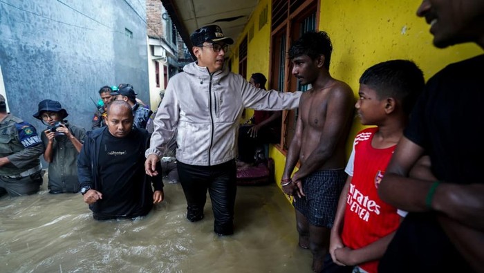 1764263174638-wali-kota-rico-waas-meninjau-lokasi-banjir-di-beberapa-titik-di-kota-medan-dokdiskominfo-medan-1764241086440_169