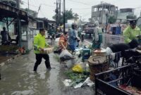 1764306384096-polri-bantu-penanganan-banjir-di-sumut-1764293018585_169