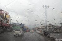 1764306385114-ilustrasi-hujan-1_169