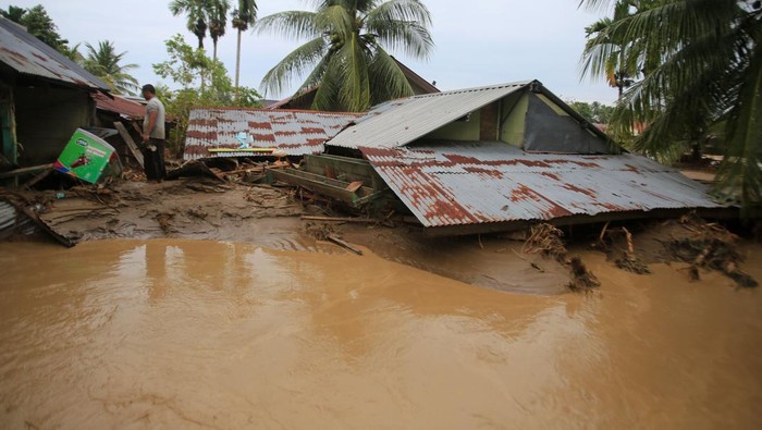 1764328007538-banjir-bandang-di-pidie-lumpuhkan-akses-dan-rusak-permukiman-1764307092135_169