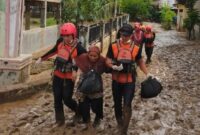 1764349572005-evakuasi-warga-terjebak-banjir-di-pidie-jaya-aceh-istimewa-1764338940713_169