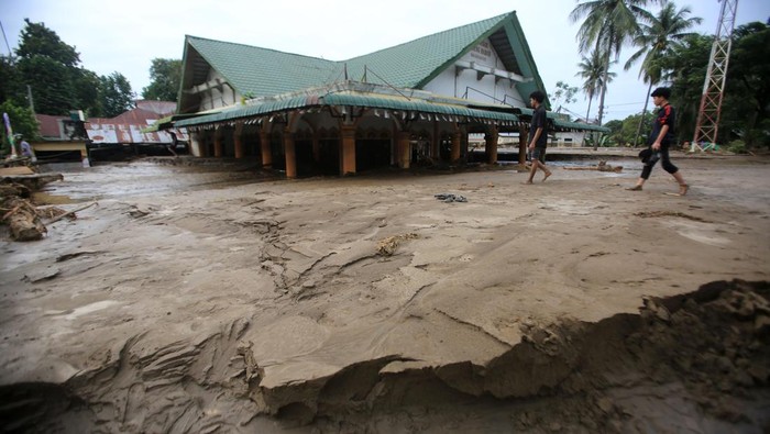 1764349574967-banjir-bandang-di-pidie-lumpuhkan-akses-dan-rusak-permukiman-1764307092193_169