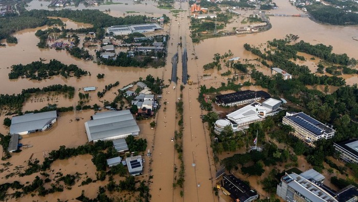 1764371101640-foto-udara-banjir-parah-terjang-thailand-selatan-1764332321942_169