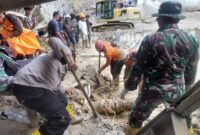 1764479128343-teks-foto-tim-sar-gabungan-saat-mencari-korban-tertimbun-longsor-foto-dok-kepala-kantor-pencarian-dan-pertolongan-kelas-a-meda-1764470836176_169