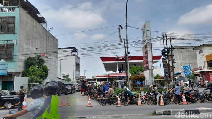 1764500754718-warga-mengantre-bbm-di-spbu-di-jalan-prof-hm-yamin-medan-rechtin-hani-ritongadetiksumut-1764493429054_169