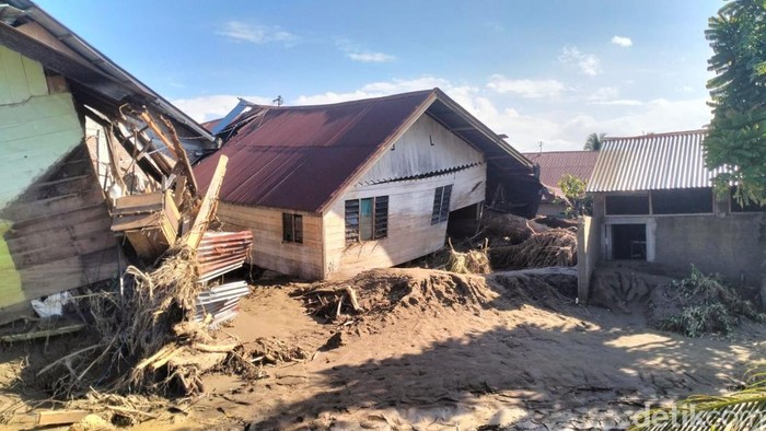 1764500756044-dampak-banjir-di-pidie-jaya-aceh-agus-setyadidetiksumut-1764495845788_169