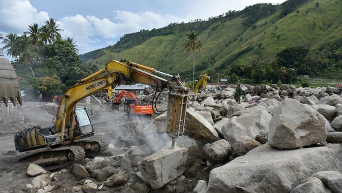 1764522402214-alat-berat-dikerahkan-cari-korban-hilang-banjir-bandang-humbahas-sumut-1_169