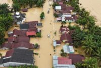 1764587196579-jalan-lintas-nasional-tergenang-akses-medanbanda-aceh-lumpuh-diterjang-banjir-1764244765827_169