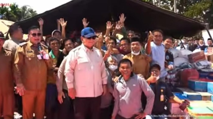 1764587206413-keterangan-foto-presiden-prabowo-subianto-meninjau-korban-banjir-dan-tanah-longsor-di-kutacane-kabupate-aceh-tenggara-provinsi-1764569739942_169