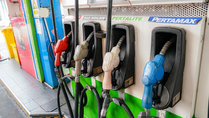 1764608808716-ilustrasi-pengisian-bensin-di-spbu-pertamina-1754374010080_169