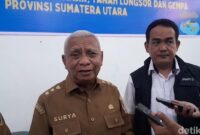 1764608811773-wagubsu-surya-saat-wawancara-di-posko-darurat-bencana-pemprov-sumut-di-medan-nizar-aldidetiksumut-1764581108535_169