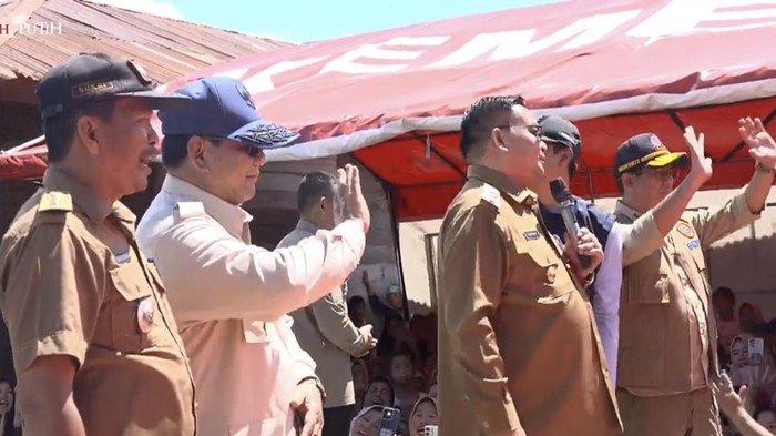 1764608814004-prabowo-menggelengkan-kepala-dan-langsung-mengangkat-tangan-saat-mendengar-ucapan-bupati-aceh-tenggara-soal-presiden-seumur-hi-1764577996873_169