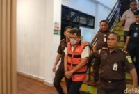 1764608827398-kejari-medan-menahan-kabid-di-dinas-koperasi-dan-umkm-medan-anwar-syarif-as-terkait-dugaan-korupsi-kegiatan-medan-fashion-fest-1764582322068_169