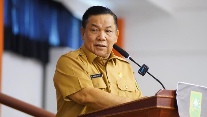 1764652001321-plt-gubernur-riau-sf-hariyanto-dok-diskominfotik-riau-1764647800209_169