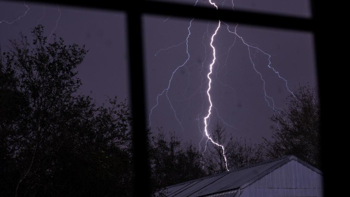 1764673613492-ilustrasi-petir_169