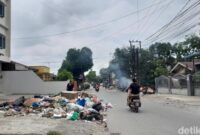 1764673616532-sampah-menumpuk-di-jalan-karya-kelurahan-karang-berombak-kecamatan-medan-barat-kota-medan-foto-rechtin-hani-ritongadetiksumut-1764661613208_169