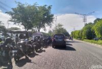 1764673617460-antrean-bbm-di-spbu-lamnyong-foto-agus-setyadidetiksumut-1764659215586_169