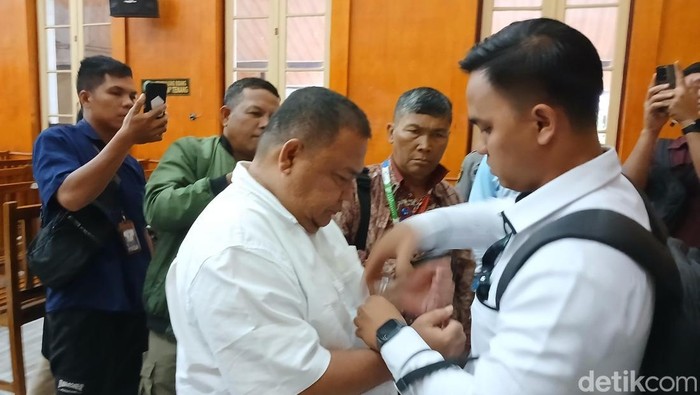 1764695234960-sidang-kasus-korupsi-proyek-infrastruktur-langkat-1764677374087_169