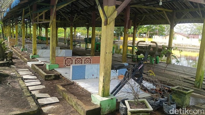 1764738418473-fasilitas-di-danau-siombak-yang-rusak-akibat-direndam-banjir-siti-asyarohdetikcom-1764688682871_169