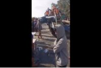 1764760028581-foto-preman-diduga-jarah-truk-bantuan-banjir-di-tanjung-pura-petugas-dilempari-batu-dokvidio-tangkapan-layar-1764750269701_169